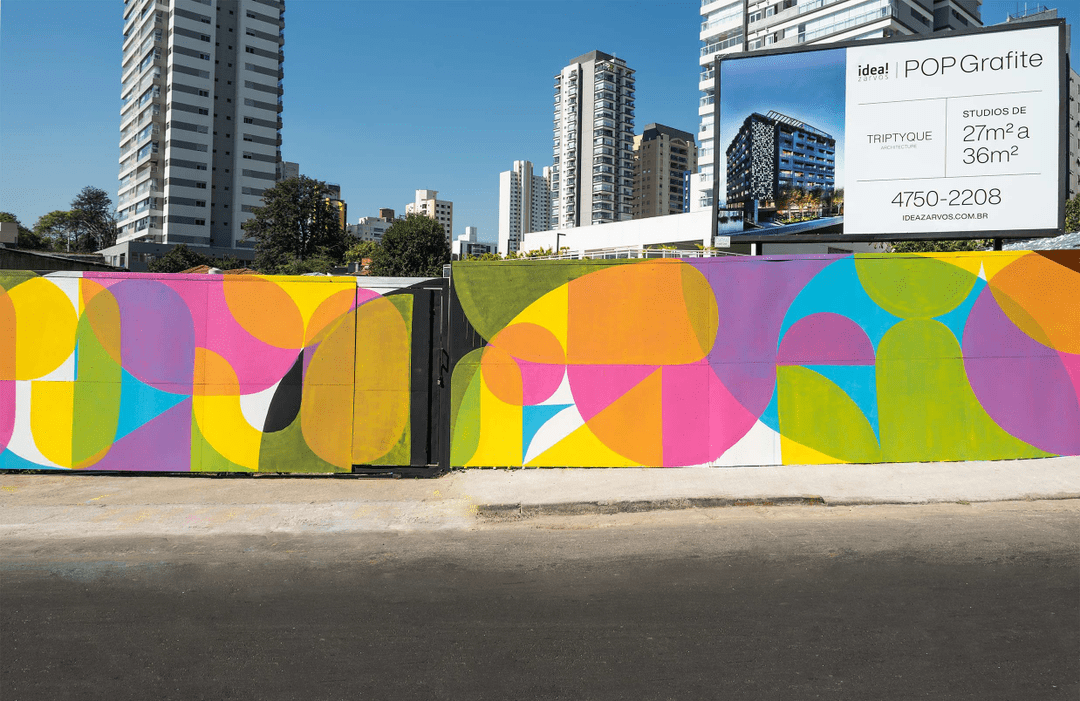 Tapume pintado por Celso Mazu, o Prozak, na Rua Padre João Gonçalves 