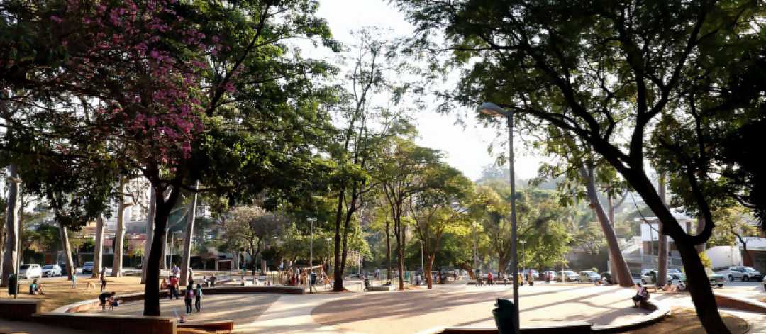 Praça Horácio Sabino, ensolarada e com árvores
