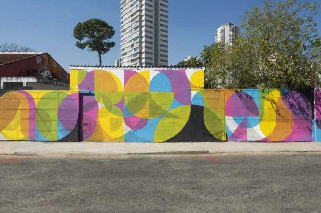 Mural pintado por Celso Mazu, o Prozak, na Rua Padre João Gonçalves 