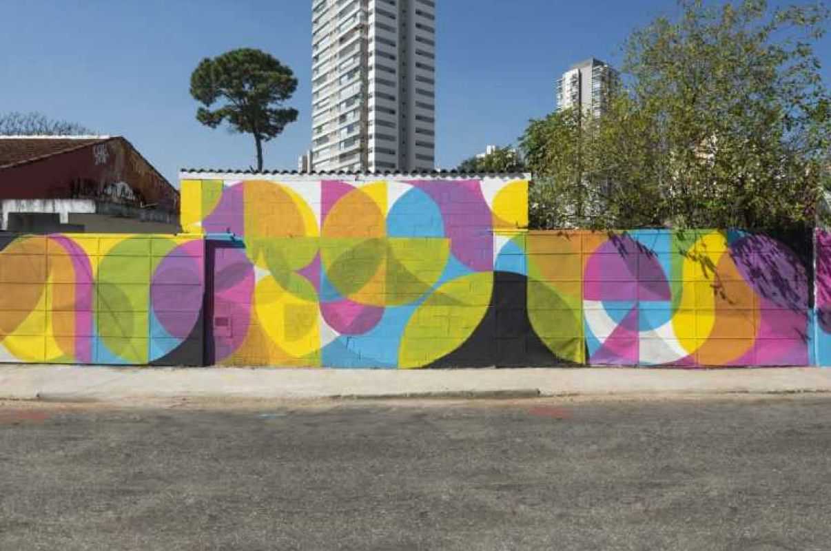 Mural pintado por Celso Mazu, o Prozak, na Rua Padre João Gonçalves 